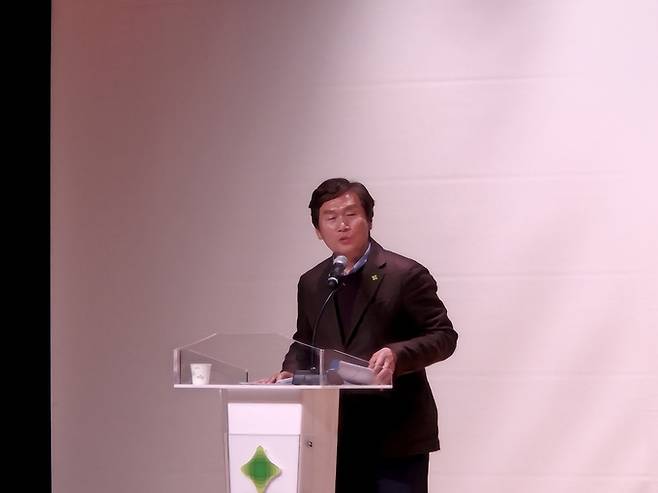 ▲ 경산시는 24일 오후 2시 영남대학교 천마아트센터 챔버홀에서 시민과 전문가 등 300여 명이 참석한 가운데 '2040년 경산 도시기본계획(안) 공청회'를 개최했다. 조현일 경산시장 인사. 김윤섭기자.