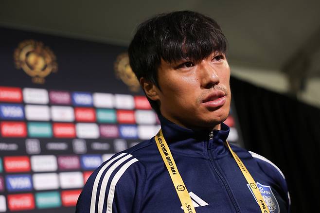 고승범이 울산HD 소속이던 지난해 6월21일 미국 뉴저지주 이스트러더퍼드에 있는 메트라이프 스타디움에서 진행된 2025 국제축구연맹(FIFA) 클럽월드컵 조별리그 B조 2차전 플루미넨시전 사전 인터뷰에 참석해 취재진 질문에 답하고 있다. 사진 | 울산HD