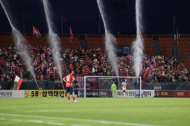 김천종합운동장/ K리그1/ 김천상무프로축구단 vs FC서울/ 워터캐논/ 관중석/ 가변석/ 사진 김정수