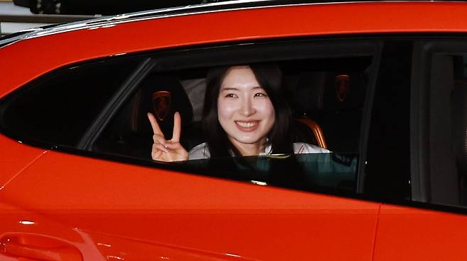 쇼트트랙 여자 1500m, 여자 3000m 계주 금메달로 2관왕을 차지한 김길리가 24일 인천국제공항을 통해 귀국해 람보르기니에 탑승하고 있다. 쇼트트랙 김길리의 별명은 '람보르길리'로 람보르기니의 슈퍼카처럼 빠른 스피드를 자랑하기 때문에 붙여진 별명이다. 2026.2.24 /뉴스1