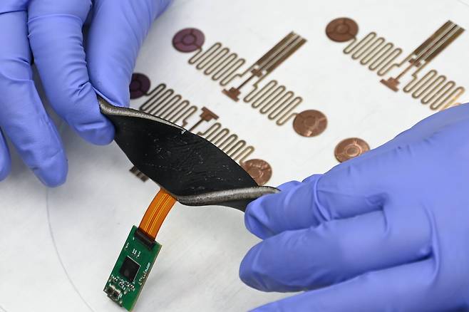 한국전자통신연구원(ETRI) 연구진이 인시튜(In-situ) 공정 기반으로 제작한 전자피부./ETRI