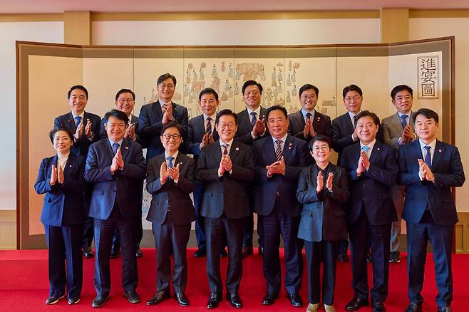 이재명 대통령이 작년 12월 18일 용산 대통령실에서 열린 더불어민주당 대전, 충남 국회의원 오찬 간담회 참석자들과 기념촬영을 하고 있다./연합뉴스