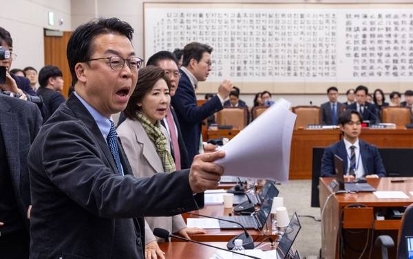 24일 국회에서 열린 법제사법위원회 전체회의에서 전남광주 통합법을 더불어민주당 주도로 처리 하려하자 국민의힘 법사위원들이 강하게 항의하고 있다. 연합뉴스
