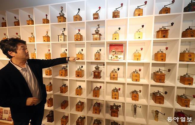 이승재 관장이 전시 중인 그라인더에 관해 설명을 하고있다. 김재명 기자 base@donga.com