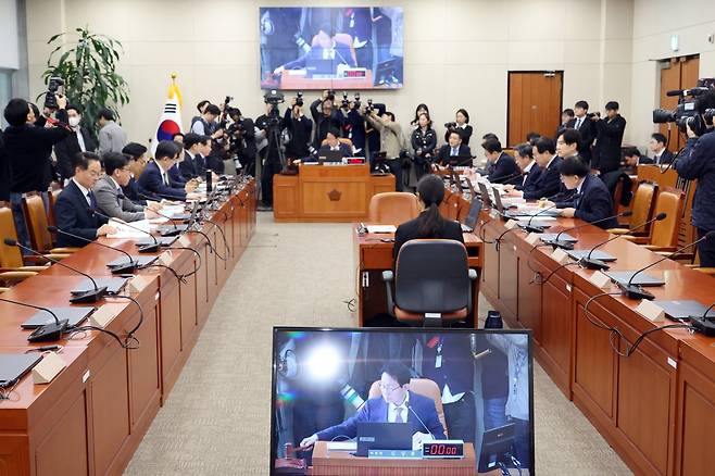 김상훈 국회 대미투자특별법처리를위한특별위원회 위원장이 24일 오전 서울 여의도 국회에서 열린 전체회의에서 의사봉을 두드리고 있다. 2026.02.24. 서울=뉴시스