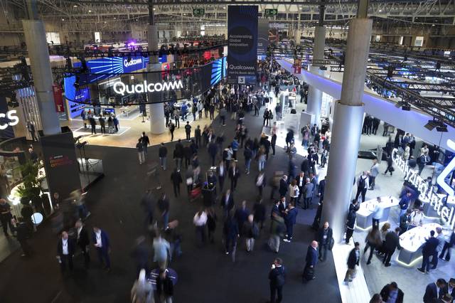 지난해 스페인 바르셀로나에서 열린 MWC를 찾은 관람객들이 전시장을 관람하고 있다. MWC 홈페이지