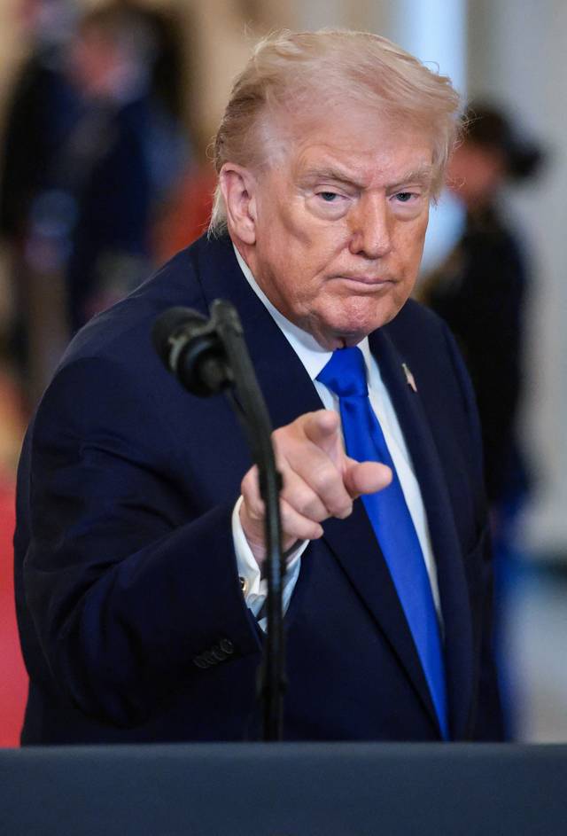 도널드 트럼프 미국 대통령이 23일(현지시간) 미국 워싱턴DC 백악관에서 불법 체류자가 저지른 범죄로 가족을 잃은 이른바 ‘엔젤 패밀리(Angel Families)’를 기리는 행사 말미에 제스처를 취하고 있다. (로이터=연합뉴스)