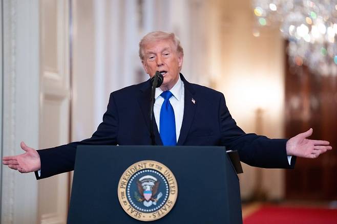 도널드 트럼프 미국 대통령이 23일(현지시간) 워싱턴 DC 백악관에서 연설하고 있다. EPA 연합
