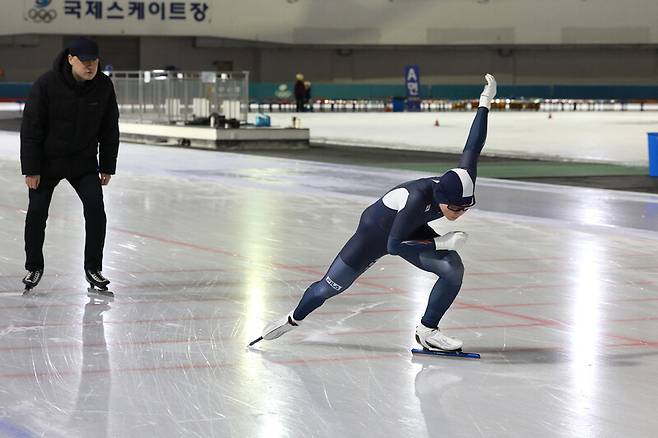 성준이가 지난 9일 오후 서울 노원구 태릉선수촌 실내 빙상장에서 코치와 연습을 하고 있다. 정용일 선임기자 yongil@hani.co.kr
