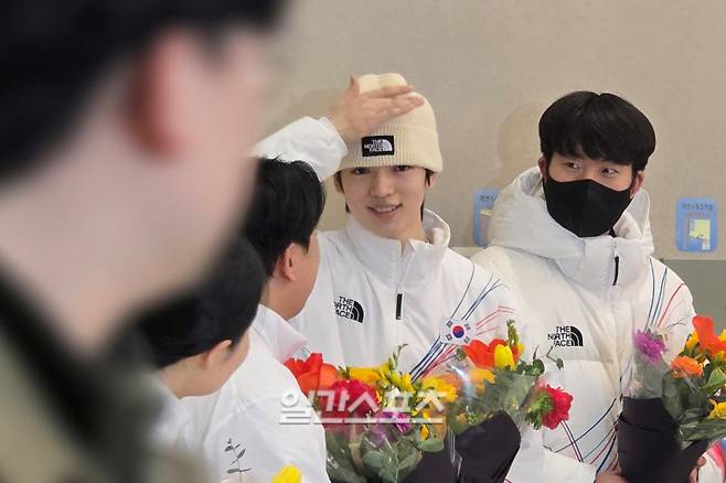 23일 인천국제공항을 통해 귀국한 차준환(가운데). 인천공항=윤승재 기자