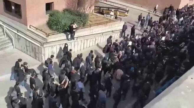 22일(현지시간) 이란 테헤란 샤리프 공대에서 학생들이 시위를 벌이고 있다. AFP=연합뉴스