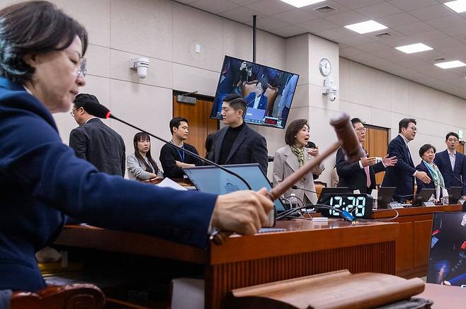 추미애 국회 법제사법위원장(앞)이 24일 국회에서 열린 법사위 전체 회의에서 '전남광주 통합법'을 여당 주도로 처리한 뒤 의사봉을 두드려 선포하고 있다. 국민의힘 나경원 의원 등 법사위원들은 고성으로 항의하며 거수 표결에 참여하지 않았다. 연합뉴스