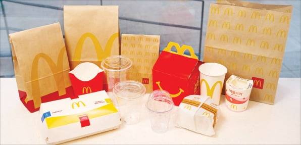 한국맥도날드가 2024년 확대 도입한 100% 재생페트(r-PET) 테이크아웃 음료와 커피 컵. /한국맥도날드 제공