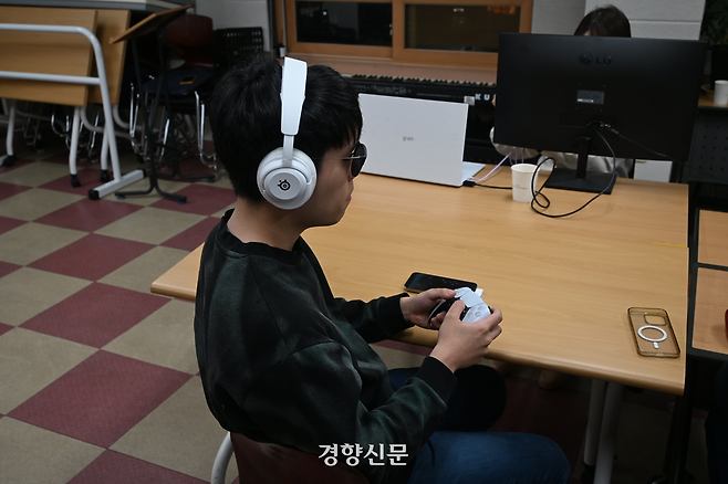 시각장애인 게임 모임 ‘오토핀사운드’ 소속 황인상씨(32)가 지난 20일 서울 종로구 종로인명장애인자립생활센터에서 역할수행게임(RPG) 디아블로Ⅳ를 즐기고 있다. 강한들 기자