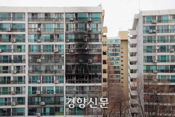 26일 새벽 서울 강남구 대치동 은마아파트에서 발생한 화재로 1명이 숨지고 3명이 다쳤다. 이준헌 기자