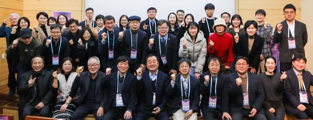 24일 오후 수원화성박물관에서 '한말 경기도 무명의병의 실태와 기억의 재구성'을 주제로 열린 경기도 무명의병 학술심포지엄에서 강진갑 무명의병포럼대표, 이준식 전 독립기념관장 등 참석자들이 파이팅을 외치고 있다. 문화공간 미쁨 제공