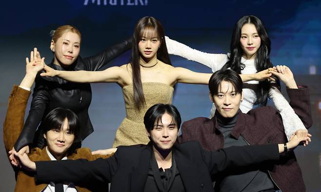 배우 김도훈이 그룹 에스파 멤버 카리나와 관련해 제기된 스킨십 의혹을 직접 해명했다.사진은 지난 19일 서울 마포구 호텔 나루에서 열린 넷플릭스 예능 '미스터리 수사단' 시즌2 제작발표회에 참석한 배우 김도훈(아래에서 두번째). /사진=뉴시스