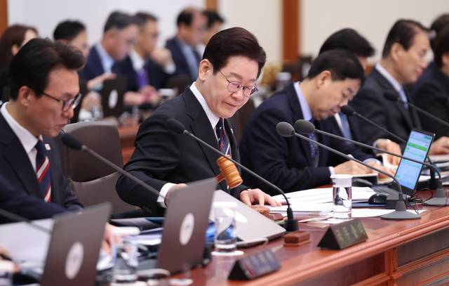 이재명 대통령이 24일 오전 청와대에서 의사봉을 두드리며 국무회의 개회를 선언하고 있다. 앞줄 왼쪽부터 김민석 국무총리, 이 대통령, 구윤철 부총리 겸 재정경제부 장관. 연합뉴스