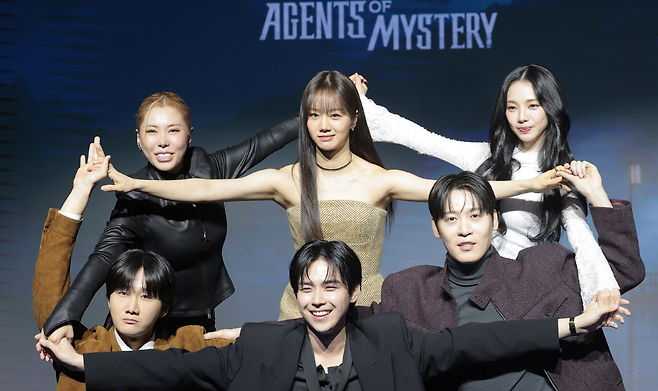 ‘미스터리 수사단2’ 제작발표회에서 이용진, 존박, 혜리, 김도훈, 카리나, 가비가 별 모양으로 단체 사진을 찍은 모습. 뉴스1