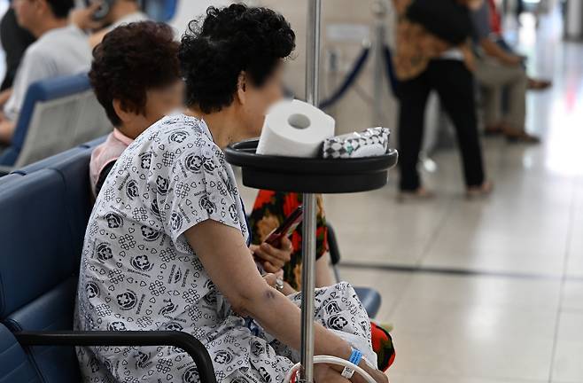 한 대학병원에서 환자가 진료를 기다리고 있다. 뉴시스