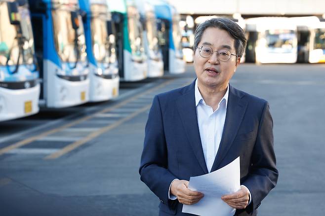 김동연 경기지사가 지난달 서울 시내버스 노동조합 무기한 전면파업과 관련, 긴급 대책을 발표하고 있다. 경기도 제공