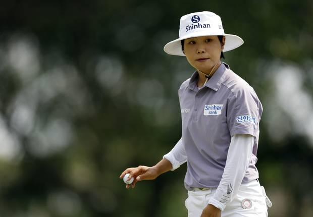 퍼팅 후 갤러리에게 인사하고 있는 이소미. 사진 제공=EPA연합뉴스