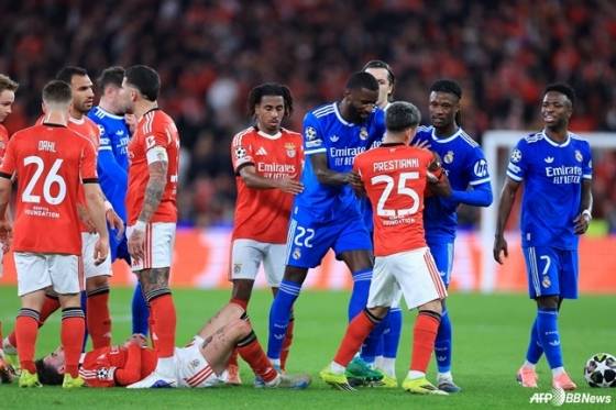 챔피언스리그 경기 중 벤피카와 레알 마드리드 선수들이 충돌하고 있다. 비니시우스 주니오르(오른쪽)에게 다가가는 프레스티아니(25번). /AFPBBNews=뉴스1