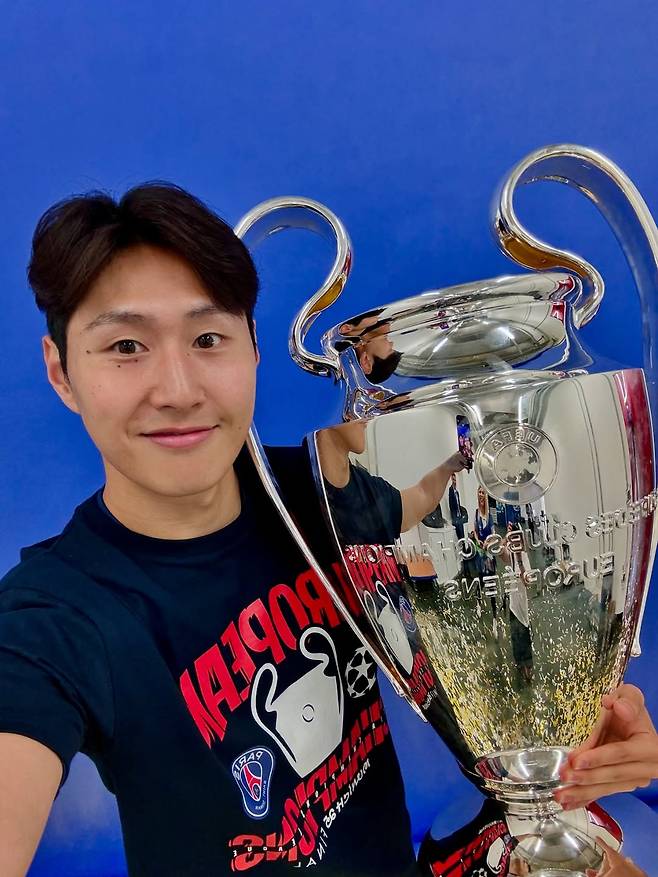 이강인(파리 생제르맹)이 '캡틴' 손흥민(LAFC)의 아성을 무너뜨리고 대한민국 최고 축구선수 자리에 우뚝 섰다. 대한축구협회(KFA)는 24일 천안 코리아풋볼파크에서 '2025 KFA 어워즈'를 열고 이강인을 올해의 선수 남자 부문 수상자로 선정했다. 이강인은 총점 31.4점을 획득해 역대 최다(7회)이자 전년도 수상자인 손흥민(29.2점)을 제치고 1위를 차지했다. SNS