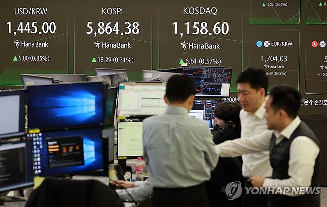 코스피, 강보합 출발... 코스닥도 올라 (서울=연합뉴스) 한종찬 기자 = 24일 서울 중구 하나은행 딜링룸 현황판에 코스피 지수 등이 표시되고 있다. 이날 코스피 지수는 전장 대비 7.39포인트(0.13%) 상승한 5,853.48에 시작했다. 2026.2.24 saba@yna.co.kr
