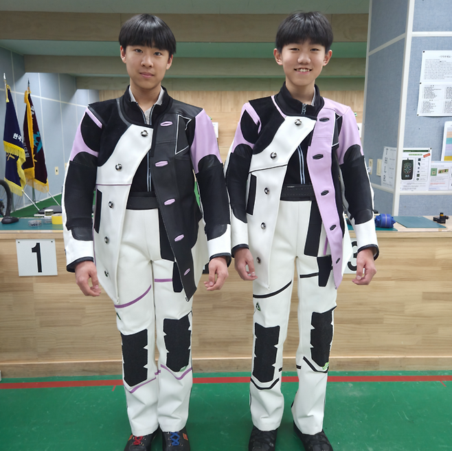 25일 평택 한광중 사격장에서 한광중의 양희준(사진 왼쪽부터)·백승휘가 지원받은 사격복을 입은 뒤 기념사진을 찍고 있다. 사진=한광중학교
