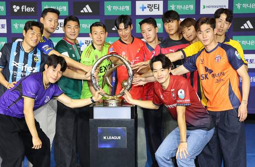 25일 서울 서대문구 스위스 그랜드호텔 컨벤션센터에서 열린 '하나은행 K리그 2026 개막 미디어데이'에서 각 팀 선수들이 기념촬영을 하고 있다. 왼쪽부터 아래부터 시계방향으로 안양 FC 이창용, 인천 유나이티드 이명주, 울산 HD FC 정승현, 대전 하나 시티즌 주민규, 전북 현대 모터스 김태환, 강원 FC 서민우, 포항 스틸러스 전민광, FC 서울 김진수, 광주 FC 안영규 , 제주 SK FC 김륜성, 부천 FC 한지호. 연합뉴스 제공