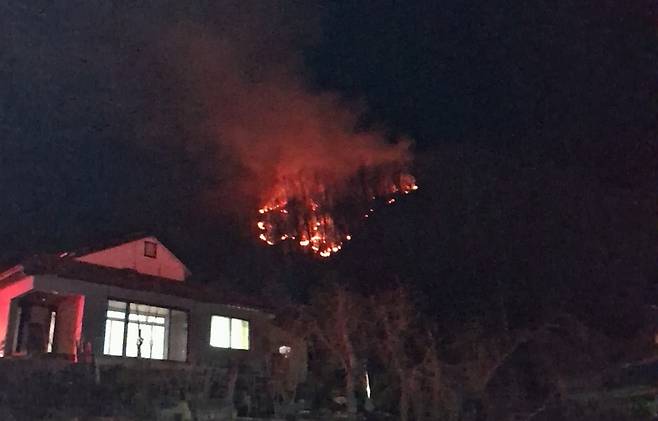 25일 경북 영주시 안정면 용산리 인근 산에 공군 소속 F-16C 전투기가 추락해 산불이 발생했다. 경북소방본부 제공