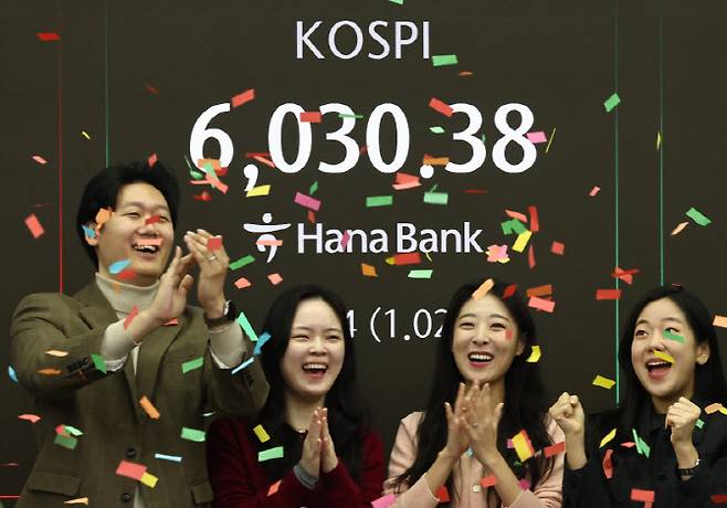 코스피 지수가 장 시작과 함께 6000포인트를 돌파한 25일 오전 서울 중구 하나은행 본점 딜링룸에서 직원들이 6000포인트 돌파를 축하하고 있다.(사진=뉴스1)