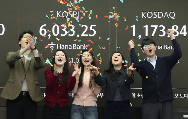 코스피가 장중 6000을 넘어선 가운데 25일 서울 중구 하나은행 본점 딜링룸에서 직원들이 기뻐하고 있다.(사진=연합뉴스)