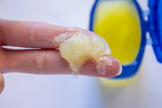 바세린은 석유에서 기름을 증류하고 남은 잔여물을 정제한 '화이트 페트롤라툼(white petrolatum)'이 주성분으로 피부 표면에 보호막을 형성해 수분 증발을 줄이는 역할을 한다. 사진=게티이미지뱅크