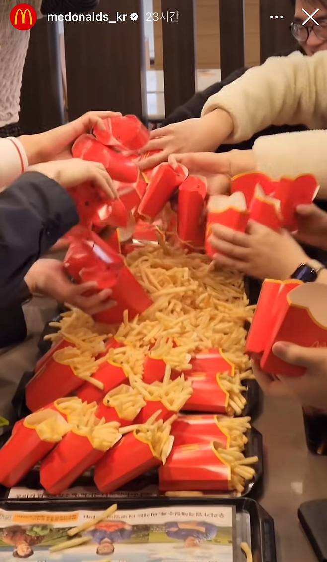 22일 맥도날드 부산대 2호점에서 감튀 모임 원년 멤버 5명과 온라인 참가자 15명이 감자튀김을 즐기는 모습.(맥도날드 인스타그램 갈무리)