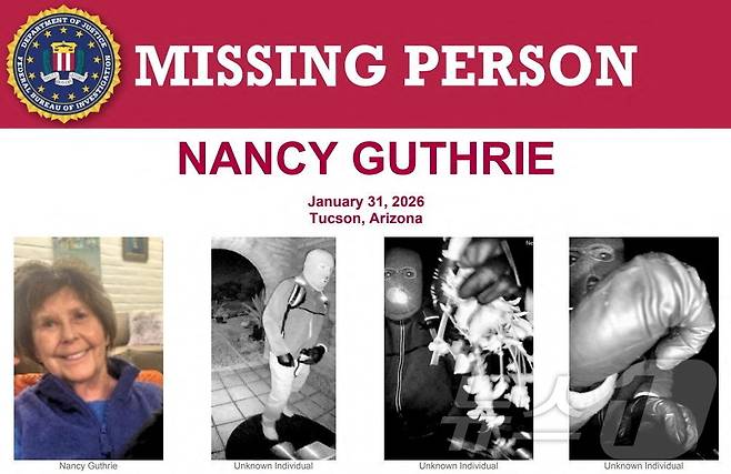 지난 1일(현지시간) 미국 애리조나주 투손의 자택에서 실종된 낸시 거스리(84)와 실종 당시 그의 자택 현관문 도어벨 카메라를 조작하는 남성의 모습을 담은 미 연방수사국(FBI)의 실종자 공지 포스터. 2026.02.10 ⓒ 로이터=뉴스1