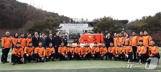 정의선 현대자동차그룹 회장이 24일 경기 남양주시 수도권119특수구조대에서 열린 현대자동차그룹·소방청 무인소방로봇 기증식을 마치고 소방대원들과 기념촬영을 하고 있다. 2026.2.24 ⓒ 뉴스1 김민지 기자