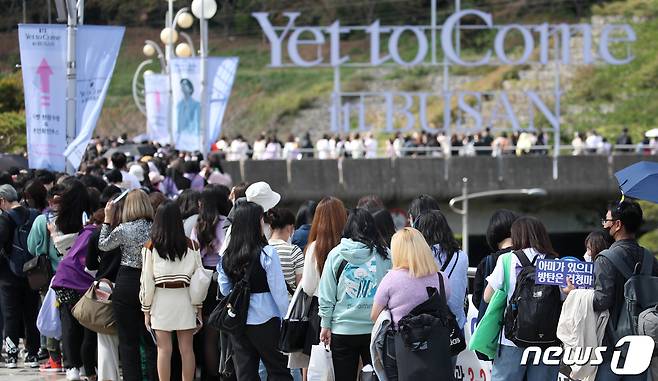 방탄소년단(BTS) 콘서트 '옛 투 컴 인 부산'(Yet To Come in Busan)이 열렸던 지난 2022년 10월 15일 부산 연제구 아시아드주경기장에 공연을 보러온 아미들로 북적이는 모습.ⓒ 뉴스1 김영훈 기자