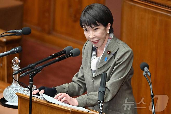 다카이치 사나에 일본 총리가 24일 도쿄 의회 본회의에서 오가와 준야 중도개혁연맹 대표의 질문에 답변하고 있다. 2026.2.24 ⓒ AFP=뉴스1