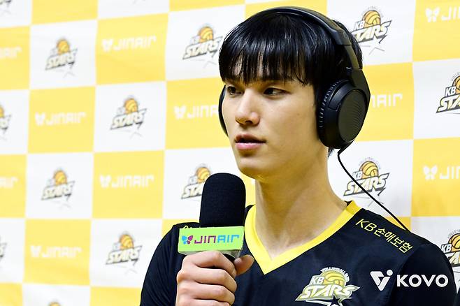 KB손해보험 임성진이 24일 경민대에서 열린 삼성화재전에서 수훈 선수 인터뷰를 하고 있다. 제공 | 한국배구연맹