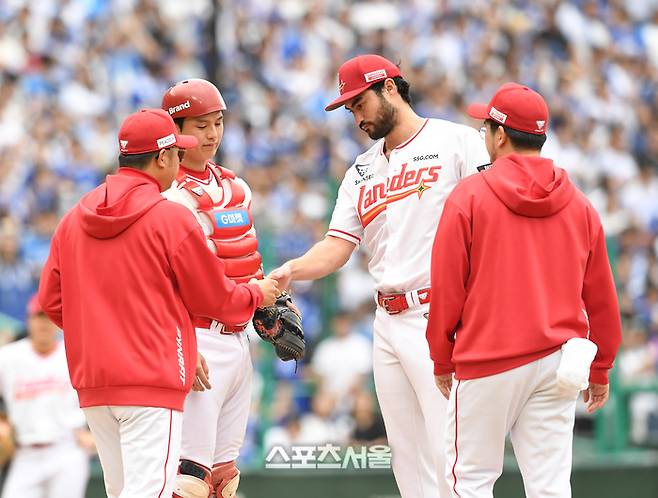 SSG 화이트가 9일 인천 SSG랜더스필드에서 열린 2025 KBO리그 삼성과 준플레이오프 1차전 3회초 무사 1루 상황에서 마운드에서 내려가고 있다. 문학 | 박진업 기자 upandup@sportsseoul.com