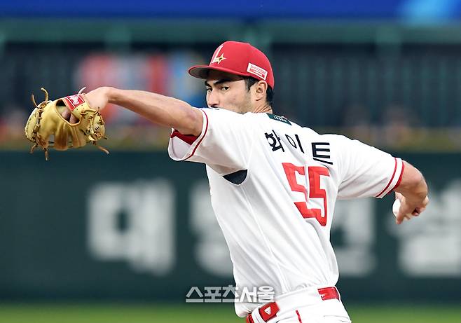 SSG 화이트가 17일 인천 SSG랜더스필드에서 열린 2025 KBO리그 한화와 경기에 선발 등판해 힘차게 공을 던지고 있다. 문학 | 박진업 기자 upandup@sportsseoul.com