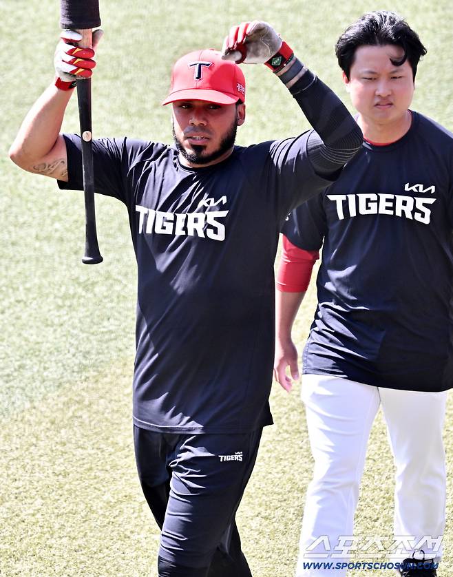 24일 일본 오키나와 가데나 구장에서 열린 야구 대표팀과 KIA 타이거즈의 평가전. 해럴드 카스트로가 훈련을 준비하고 있다. 오키나와(일본)=박재만 기자 pjm@sportschosun.com/2026.02.24/