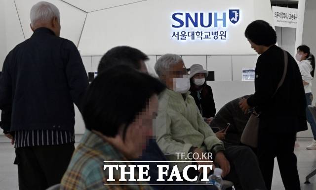정부는 항생제 오남용에 따른 사망과 감염병 치료 실패를 막기 위해 항생제 적정사용 관리를 강화한다. 우리나라 항생제 내성 사망자는 한해 2만2700명에 달한다. 항생제 사용량은 경제협력개발기구(OECD) 평균보다 1.6배 많다. 질병관리청은 항생제 내성 관련 7개 부처 항생제 내성 전문위원회 및 감염병관리위원회를 거쳐 '제3차 국가 항생제 내성 관리대책(2026~2030)'을 수립했다고 25일 밝혔다. 사진은 2025년 5월 7일서울대학교병원. /임영무 기자