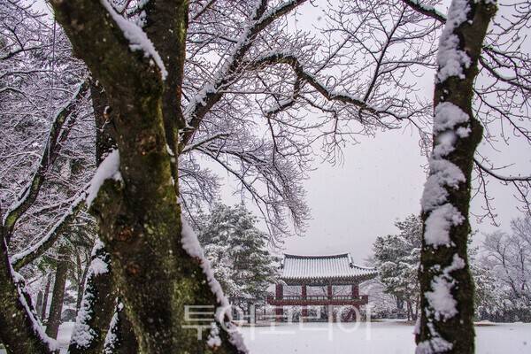 폭설 속 무주 한풍루의 모습 ⓒ투어코리아 유지훈 기자