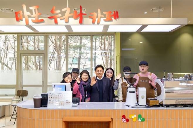 박강수 마포구청장이 ‘마포 누구나 카페’ 2호점 개소식에 참석해 장애인 공동대표 및 관계자들과 함께 기념촬영을 하고 있다. 마포구 제공.