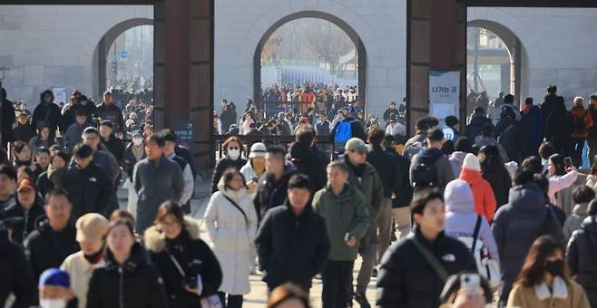 설 연휴 기간 경복궁을 포함한 4대궁, 종묘, 조선왕릉이 무료 개방한 가운데 지난 18일 서울 경복궁에 관광객을 비롯한 인파가 몰려 인산인해를 이루고 있다. 연합뉴스