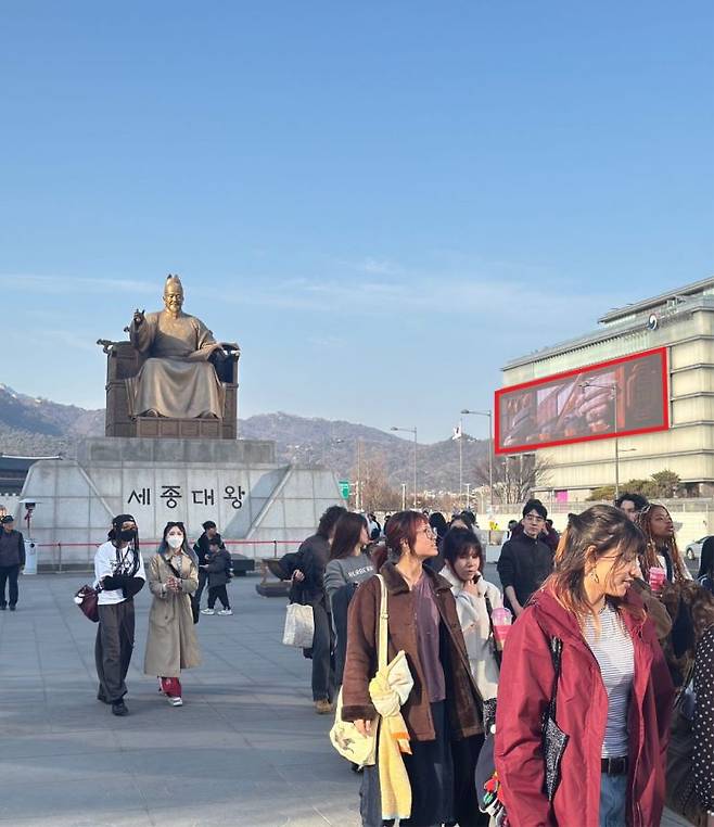광화문 세종대왕 동상 주변이 사전 답사를 온 팬들로 북적이고 있다. 사진 속 빨간 테두리는 공연 실황이 상영될 곳으로 예측되는 대한민국역사박물관 대형 전광판. 박호수 기자