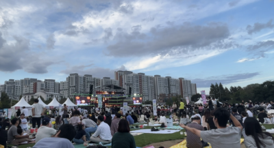 지난해 9월 21일 오후 광주 광산구 황룡친수공원 잔디밭에 돗자리를 펴고 공연을 즐기는 시민들 모습. 송보현 기자